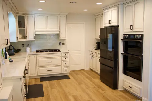 White Shaker Kitchen Cabinets in Wolf Creek